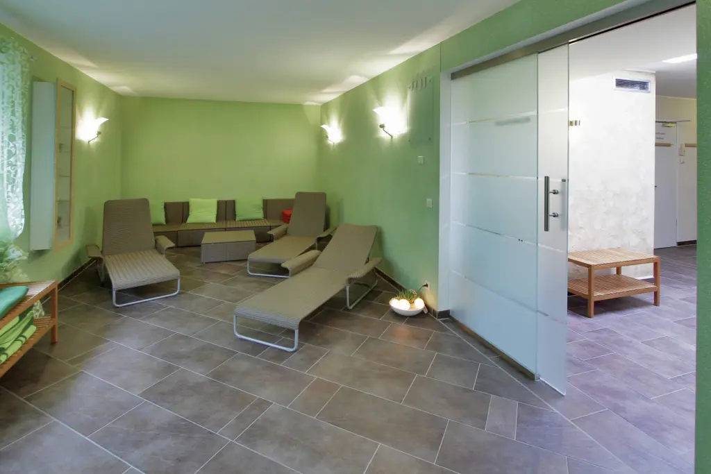 HDRtist HDR Rendering - http://www.ohanaware.com/hdrtist/